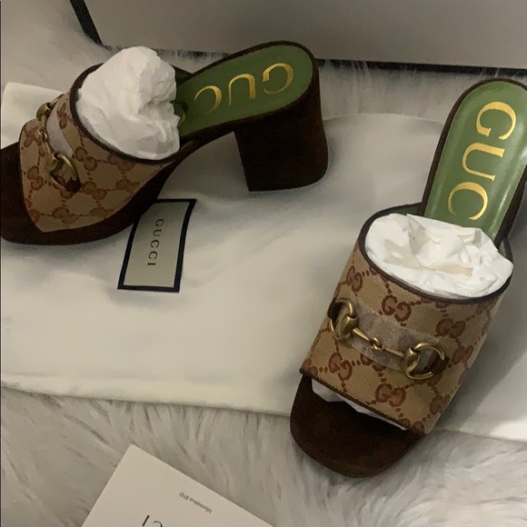 Gucci
36.5
Heel 2.4 in
Platform 0.4 in - Picture 3 of 12